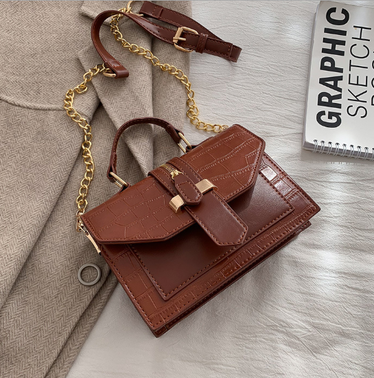 “Versailles” - La sacoche texture croco pour un style chic et intemporel